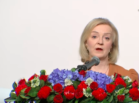 Cựu Thủ tướng Anh Liz Truss đã trình bày một bài diễn văn tại Đài Loan hôm 17/05/2023. (Ảnh chụp màn hình qua The Epoch Times/YouTube)