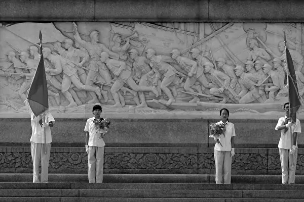 Các thành viên của Đoàn Thanh niên Cộng sản Trung Quốc đứng trước Đài tưởng niệm Anh hùng Nhân dân trên Quảng trường Thiên An Môn ở Bắc Kinh, Trung Quốc, vào ngày 4 tháng 6 năm 2007, kỷ niệm 18 năm vụ thảm sát phong trào dân chủ do sinh viên lãnh đạo năm 1989 ở Bắc Kinh. (Quảng Nữu/Getty Images)