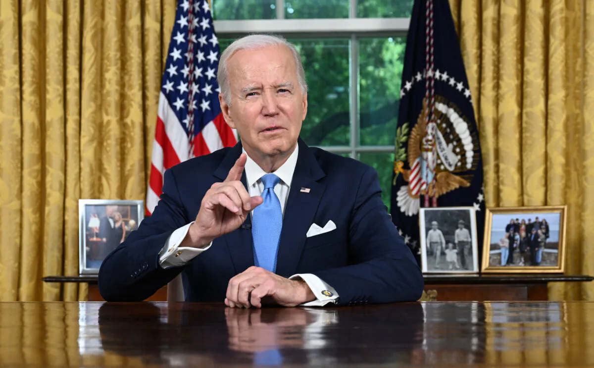 Tổng thống Joe Biden trình bày diễn văn trước cả nước về việc ngăn chặn vỡ nợ và Thỏa thuận Ngân sách Lưỡng đảng tại Oval Office của Tòa Bạch Ốc hôm 02/06/2023. (Ảnh: Jim Watson/Pool qua Getty Images)