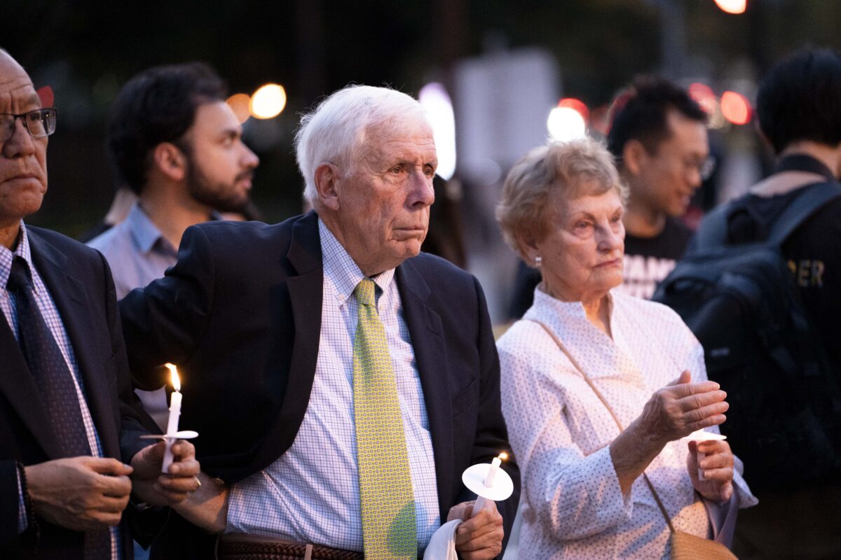 Ông Frank Wolf, một ủy viên của Ủy ban Hoa Kỳ về Tự do Tôn giáo Quốc tế (USCIRF) và cựu dân biểu Virginia, cùng vợ là bà Carolyn Wolf tham dự buổi thắp nến tưởng niệm các nạn nhân của vụ thảm sát Thiên An Môn năm 1989 ở Hoa Thịnh Đốn hôm 02/06/2023. (Ảnh: Madalina Vasiliu/The Epoch Times)