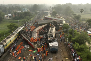 Ấn Độ: Hai xe lửa chở khách va chạm với xe lửa chở hàng, dẫn đến ‘thảm kịch kinh hoàng’