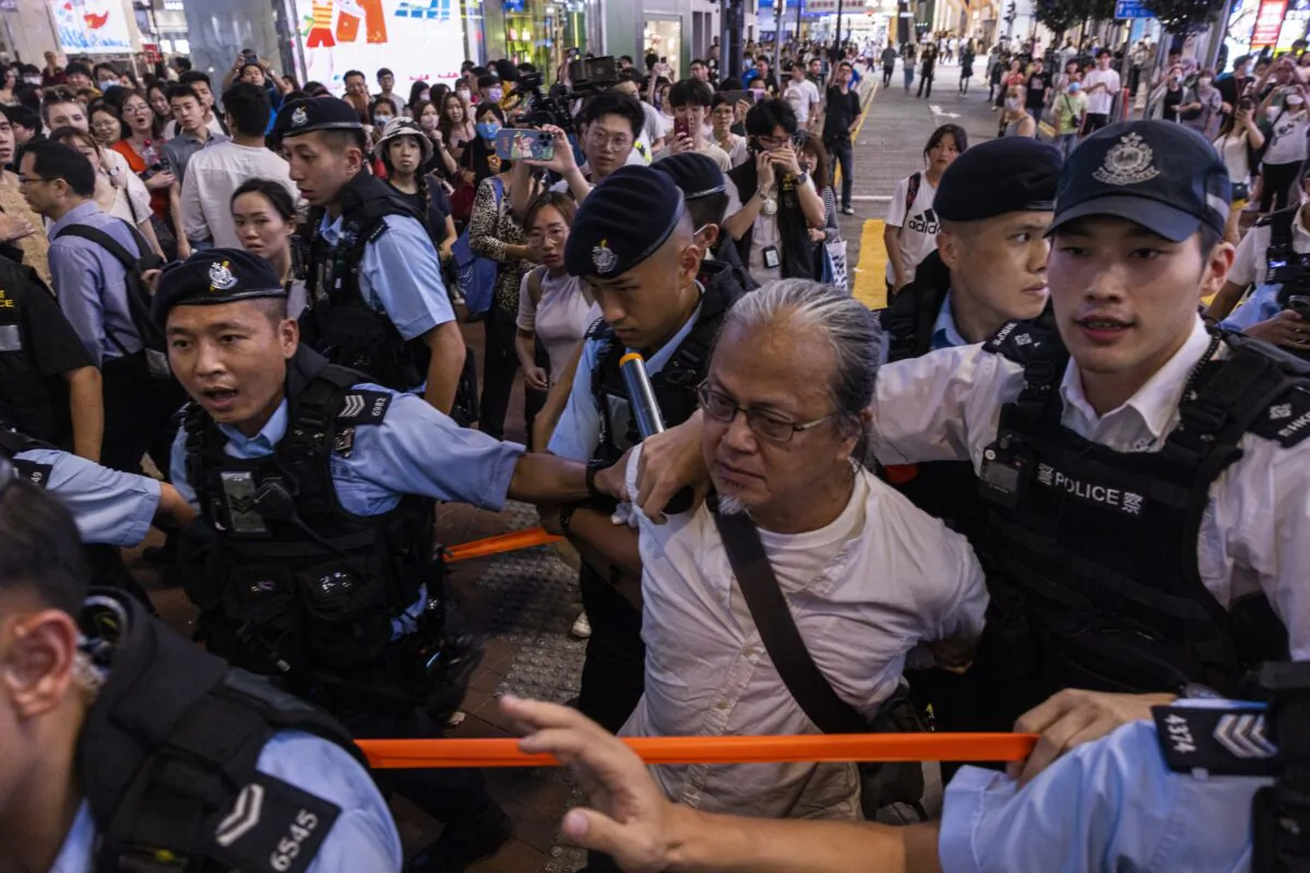 Một người dân bị cảnh sát bắt đi ở khu vực Vịnh Đồng La vào đêm trước ngày kỷ niệm 34 năm vụ thảm sát Thiên An Môn, ở Hồng Kông hôm 03/06/2023. (Ảnh: Louise Delmotte/AP Photo)