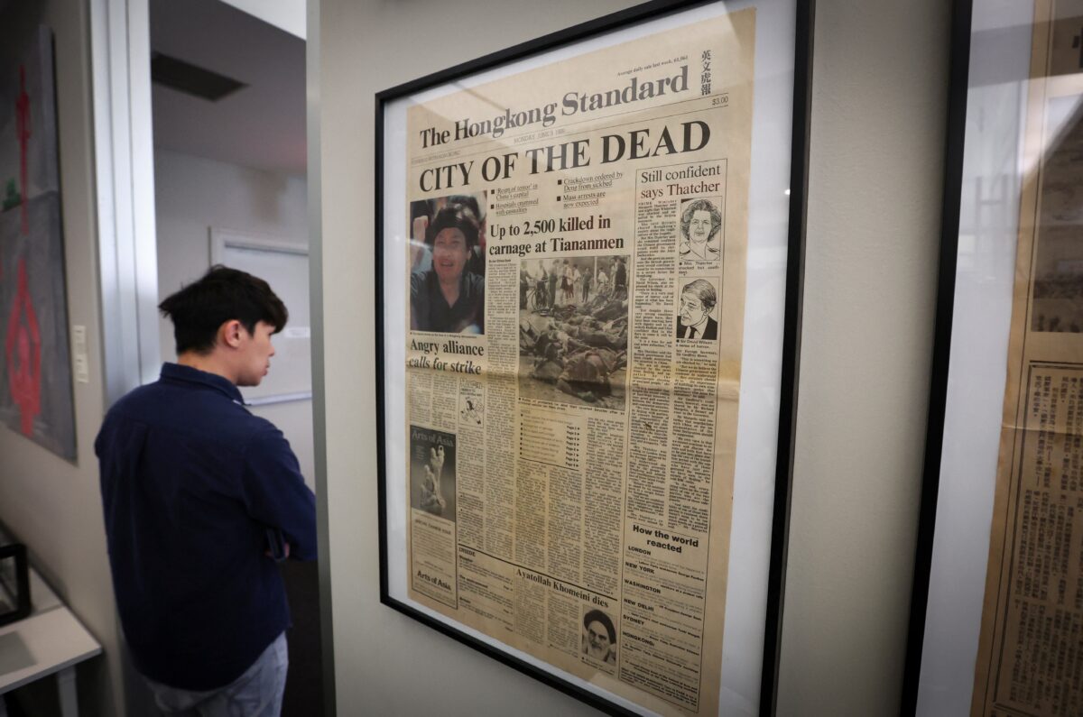 Các tờ báo Hồng Kông từ ngày 05/06/1989, đưa tin về vụ thảm sát Thiên An Môn, trong một buổi giới thiệu trước giới báo chí về triển lãm thường trực Tưởng niệm Sự kiện Lục Tứ tại Thiên An Môn, khai trương hôm 02/06 tại Manhattan, New York, chụp hôm 01/06/2023. (Ảnh: Mike Segar/Reuters)