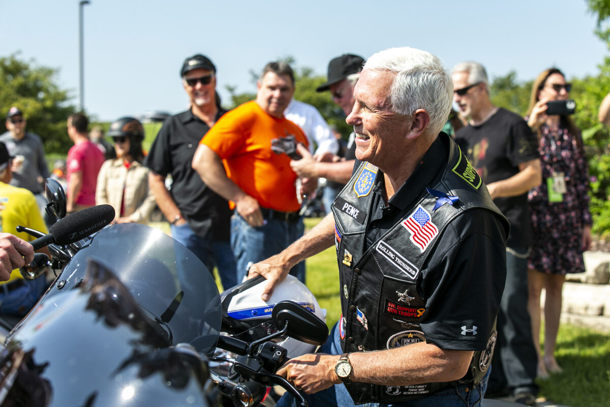 Cựu Phó Tổng thống Mike Pence ngồi lên chiếc xe mô tô của mình trong sự kiện “Roast and Ride,” ở Des Moines, Iowa, hôm 03/06/2023. (Ảnh: Joseph Cress/Iowa City Press-Citizen qua AP)