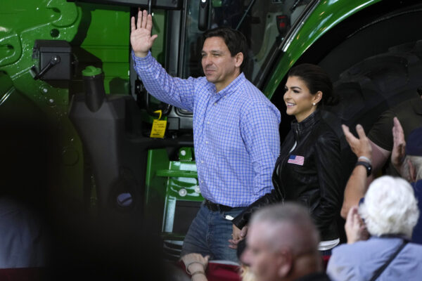 Ông Ron DeSantis, ứng cử viên tổng thống thuộc Đảng Cộng Hòa và là Thống đốc Tiểu bang Florida, cùng phu nhân, bà Casey, bước lên sân khấu trong sự kiện “Roast and Ride” ở Des Moines, Iowa, hôm 03/06/2023. (Ảnh: Charlie Neibergall/AP Photo)