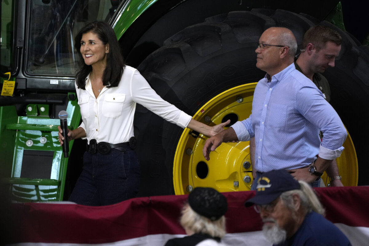 Ứng cử viên tổng thống của Đảng Cộng Hòa và là cựu Đại sứ Liên Hiệp Quốc Nikki Haley bước lên sân khấu cùng phu nhân, ông Michael, trong sự kiện “Roast and Ride” ở Des Moines, Iowa, hôm 03/06/2023. (Ảnh: AP Photo/Charlie Neibergall)