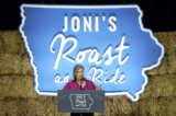 Thượng nghị sĩ Joni Ernst, (Cộng Hòa-Iowa), nói chuyện trong sự kiện “Roast and Ride” thường niên của bà ở Des Moines, Iowa, hôm 03/06/2023. (Ảnh: AP Photo/Charlie Neibergall)