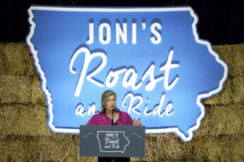 Thượng nghị sĩ Joni Ernst, (Cộng Hòa-Iowa), nói chuyện trong sự kiện “Roast and Ride” thường niên của bà ở Des Moines, Iowa, hôm 03/06/2023. (Ảnh: AP Photo/Charlie Neibergall)