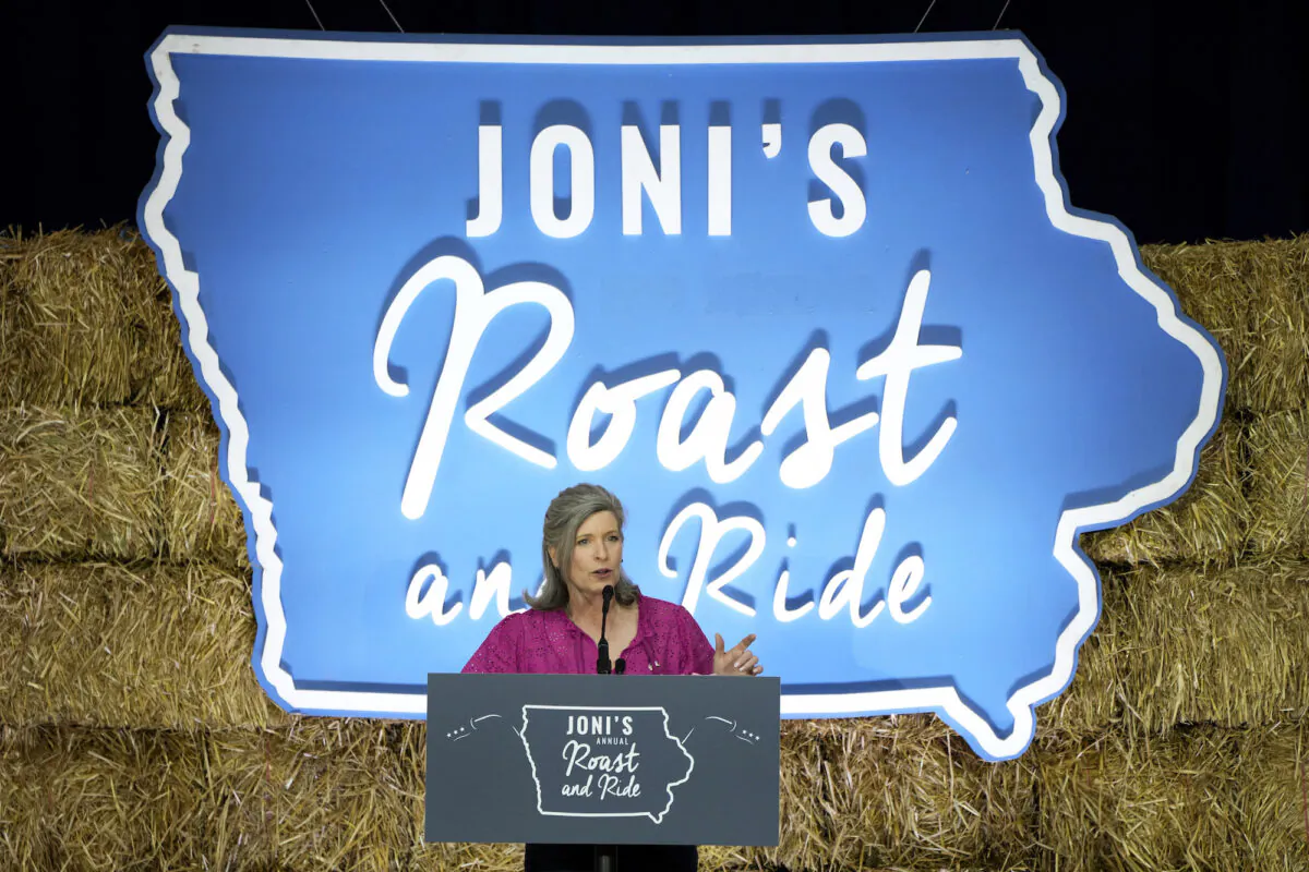 Thượng nghị sĩ Joni Ernst, (Cộng Hòa-Iowa), nói chuyện trong sự kiện “Roast and Ride” thường niên của bà ở Des Moines, Iowa, hôm 03/06/2023. (Ảnh: AP Photo/Charlie Neibergall)