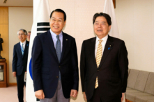 Bộ trưởng Ngoại giao Nhật Bản Yoshimasa Hayashi (bên phải) chụp ảnh cùng Bộ trưởng Thống nhất Nam Hàn Kwon Young-se (phía trước bên trái) trong chuyến thăm của ông Kwon tại Tokyo hôm 23/03/2023. (Ảnh: Japan Pool/JIJI Press/AFP qua Getty Images)