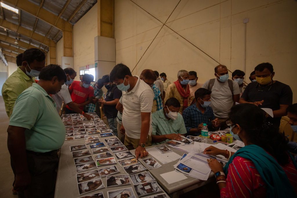Người dân cố gắng xác định các thành viên gia đình mất tích trong một vụ tai nạn tàu hỏa ở Balasore, Ấn Độ, hôm 04/06/2023. (Ảnh: Abhishek Chinnappa/Getty Images)