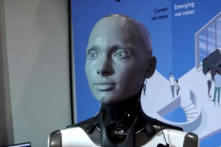 ‘Ameca,’ một robot hình người, được trưng bày tại Hội nghị Quốc tế về Khoa học người máy và Tự động học ở London hôm 30/05/2023. (Ảnh: Reuters/Ảnh chụp màn hình qua The Epoch Times)