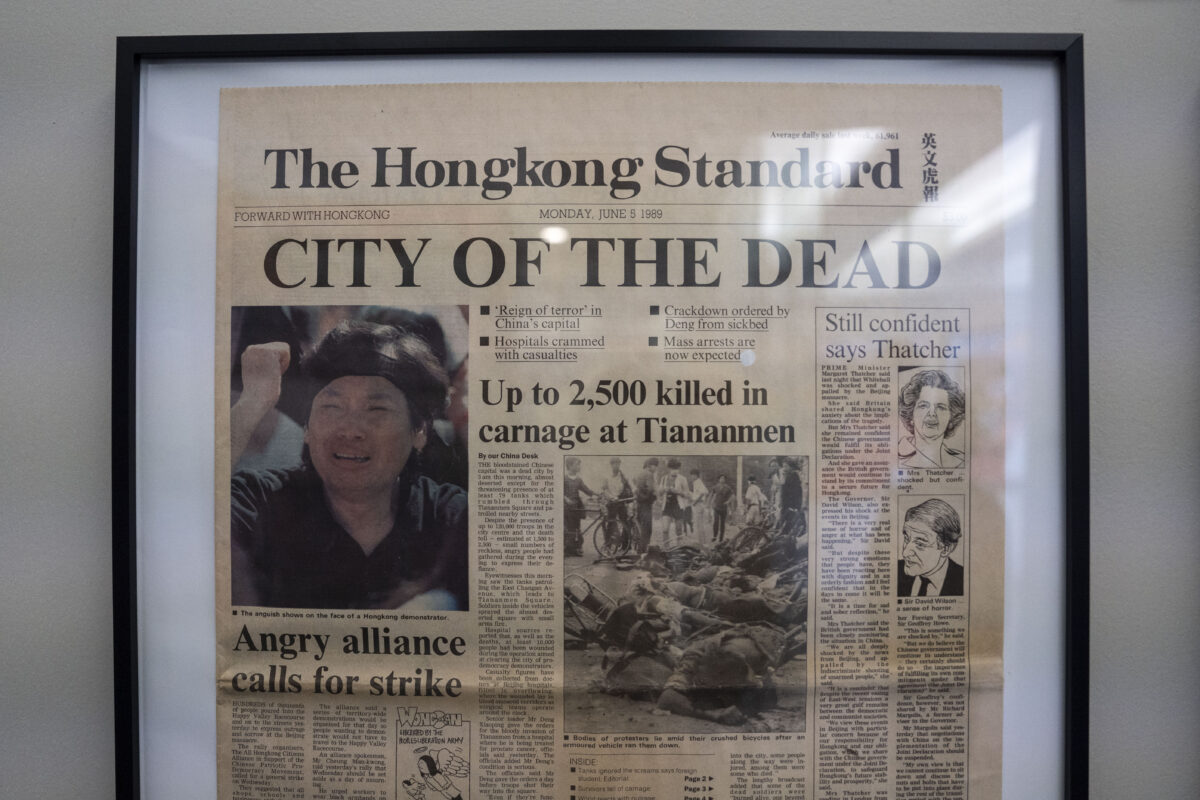 Một trang bìa tờ báo ngày 05/06/1989 được trưng bày tại Triển lãm Tưởng niệm sự kiện Lục Tứ ở Thành phố New York, hôm 04/06/2023. (Ảnh: Chung I Ho/The Epoch Times)