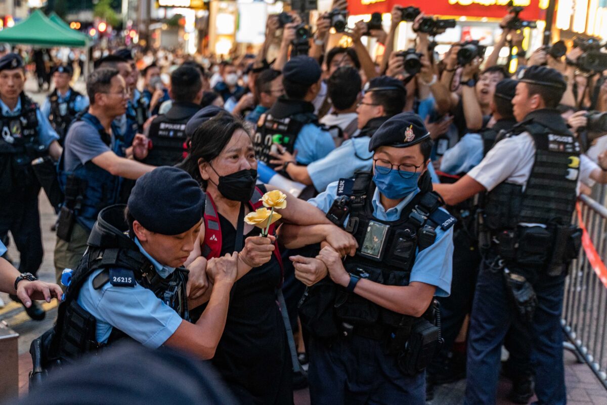 Cô Trần Bảo Anh, một nhà hoạt động và lãnh đạo của Liên đoàn Đảng Dân chủ Xã hội, bị công an bắt giữ tại Vịnh Đồng La gần Công viên Victoria ở Hồng Kông hôm 04/06/2023. (Ảnh: Anthony Kwan/Getty Images)