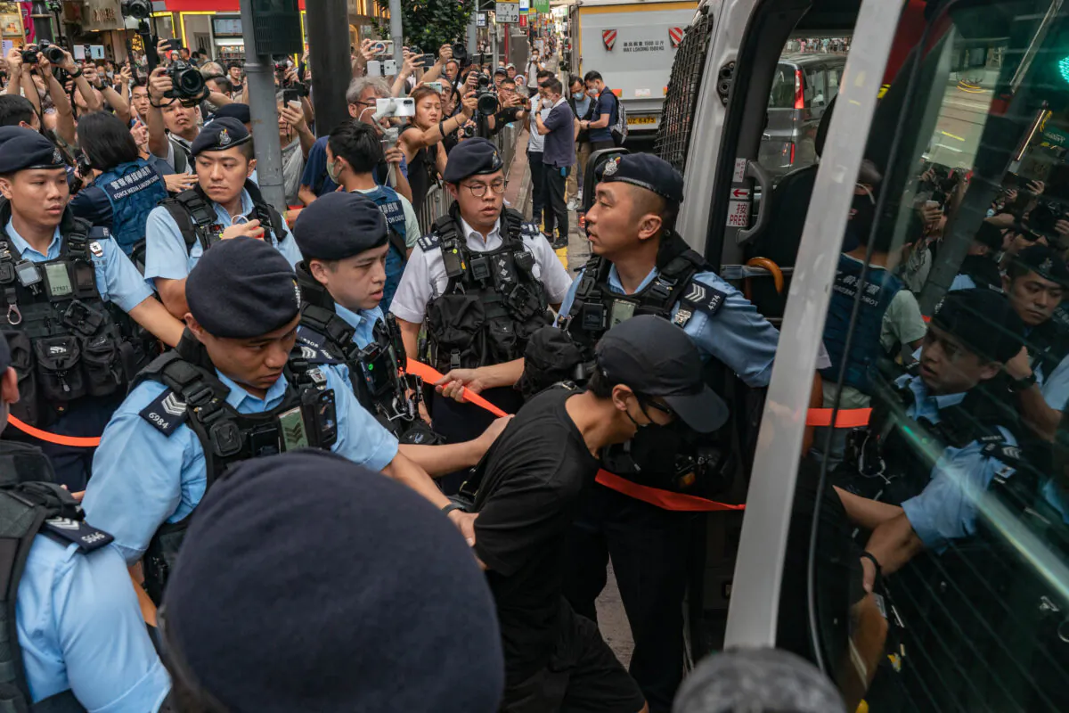 Một người đàn ông bị các công an bắt giữ tại Vịnh Đồng La gần Công viên Victoria ở Hồng Kông hôm 04/06/2023. (Ảnh: Anthony Kwan/Getty Images)