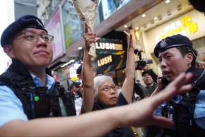 Cảnh sát điều xe bọc thép chống khủng bố để ngăn người Hồng Kông tưởng niệm sự kiện Lục Tứ