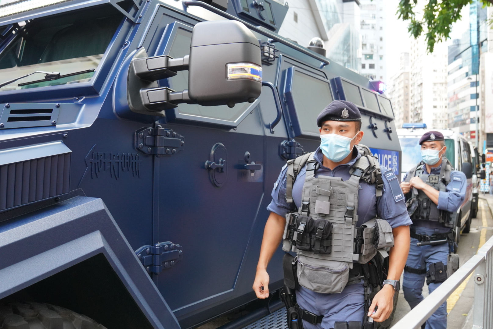 Lực lượng Cảnh sát Hồng Kông đã khai triển hàng ngàn cảnh sát túc trực và canh gác xung quanh Công viên Victoria, lối ra MTR Vịnh Đồng La, và Cửa hàng bách hóa Sogo. Xe bọc thép Sabertooth cấp quân sự cũng được nhìn thấy ở Hồng Kông hôm 04/06/2023. (Ảnh: Adrian Yu/The Epoch Times)