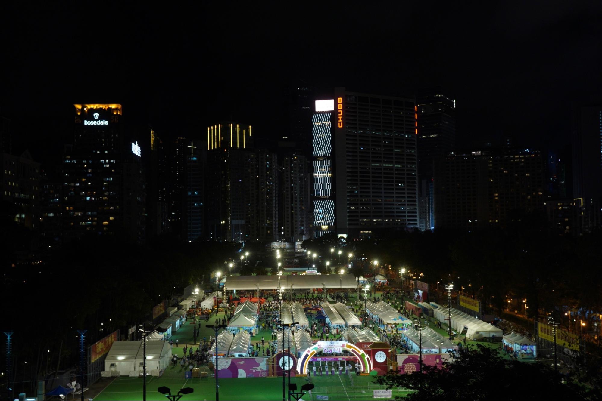 Công viên Victoria ở Hồng Kông, từng là nơi tổ chức lễ thắp nến cầu nguyện vào ngày 04/06 thường niên, đã được các tổ chức ủng hộ chính quyền thuê để tổ chức một sự kiện chợ trời. Các dải băng đã bao vây các khu vực không có người, hôm 04/06/2023. (Ảnh: Benson Lau/The Epoch Times)