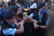 Bà Trần Bảo Anh (Chan Po-ying), chủ tịch Liên minh Đảng Dân chủ Xã hội, bị cảnh sát bắt đi, tại Hồng Kông, hôm 04/06/2023. (Ảnh: Benson Lau/The Epoch Times)