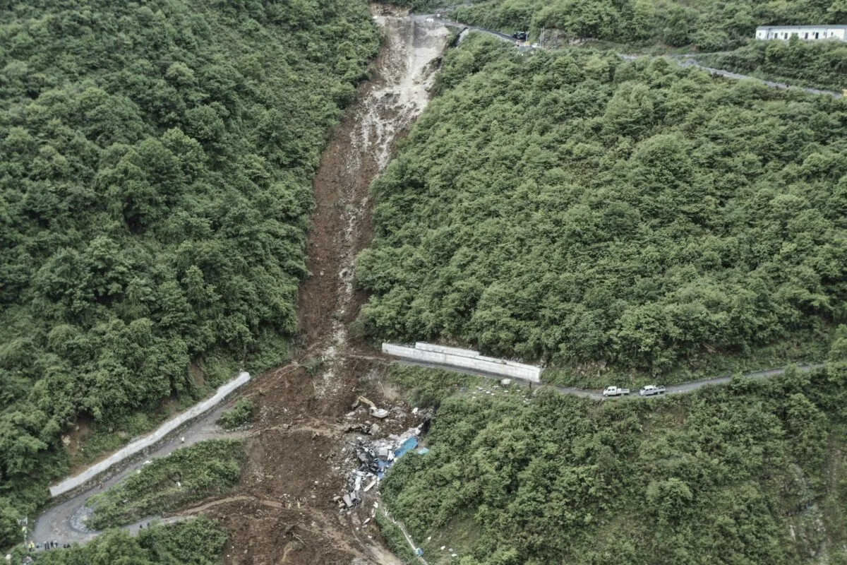 Hiện trường vụ sạt lở núi ở thành phố Lạc Sơn, tỉnh Tứ Xuyên, tây nam Trung Quốc hôm 04/06/2023. (Ảnh: Tân Hoa Xã qua AP)