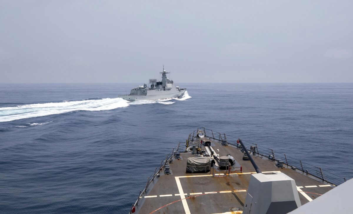 Tàu USS Chung-Hoon quan sát một tàu hải quân Trung Quốc thực hiện cái mà họ gọi là một cuộc diễn tập “không an toàn” ở Eo biển Đài Loan, hôm 03/06/2023. (Ảnh: Chuyên viên Truyền thông Đại chúng Cấp 1 Andre Richard/Hải quân Hoa Kỳ qua AP)