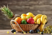 Vị ngọt của trái cây khiến nhiều người hạn chế ăn khi muốn giảm cân. Chuyên gia dinh dưỡng gợi ý rằng miễn là bạn chọn đúng loại trái cây, chất dinh dưỡng trong trái cây có thể làm tăng sự trao đổi chất, đốt cháy chất béo và giảm các bệnh tim mạch.