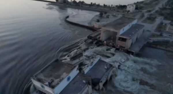 Toàn cảnh đập Nova Kakhovka bị vỡ ở vùng Kherson, Ukraine, hôm 06/06/2023, trong ảnh chụp màn hình này được lấy từ một video. (Ảnh: Reuters)