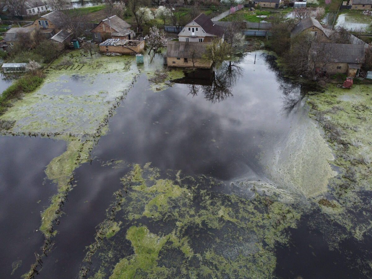 Những ngôi nhà bị nước lũ bao vây ở thị trấn nhỏ Demydiv, Ukraine. Con đập của khu định cư này bị trúng phi đạn của Nga vào ngày 30/04/2022. (Ảnh: Nicolas Garcia/AFP qua Getty Images)