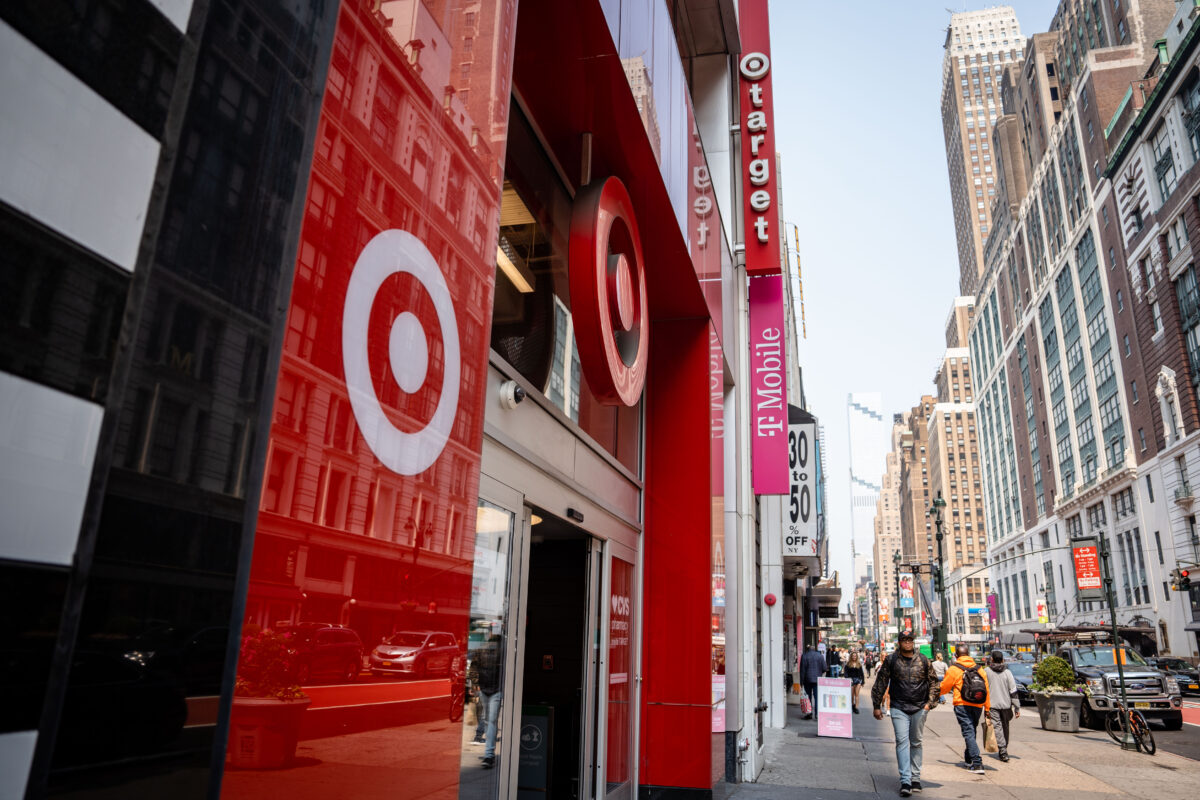 Người dân đi ngang qua một cửa hàng Target ở thành phố New York hôm 06/06/2023. (Ảnh: Samira Bouaou/The Epoch Times)