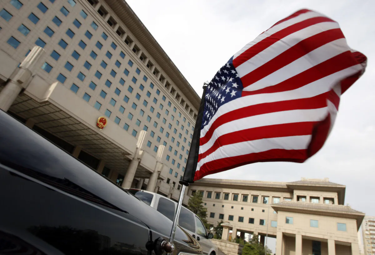 Lá cờ Hoa Kỳ tung bay từ một chiếc xe của Đại sứ quán bên ngoài Bộ Quốc phòng Trung Quốc tại Bắc Kinh vào ngày 24/06/2009. (Ảnh: Greg Baker/Pool/Getty Images)