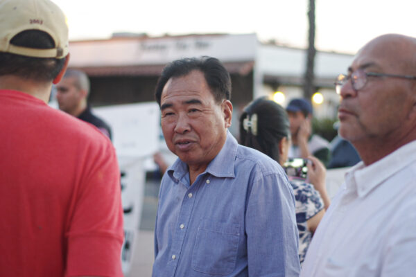 Ông Trần Quân (Chen Jun) còn được gọi là John Trần, tại một sự kiện ủng hộ Bắc Kinh do ông tổ chức tại San Gabriel Mission Playhouse ở California, hồi tháng 10/2016. (Ảnh: Liu Fei/The Epoch Times)