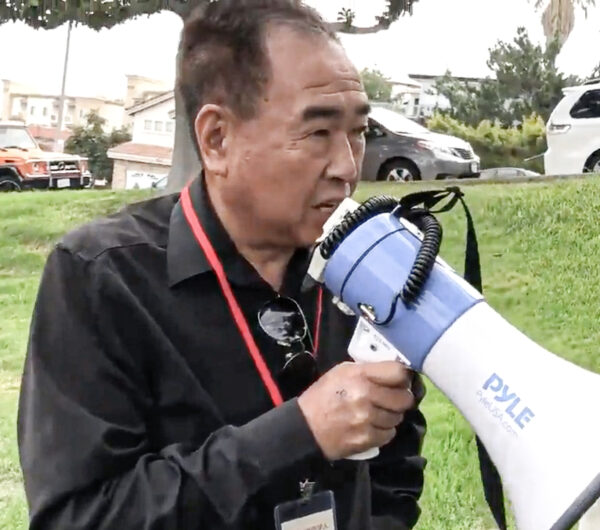 Ảnh chụp màn hình video về ông Trần Quân, còn được gọi là John Trần, trong một cuộc đối đầu với các nhà hoạt động Trung Quốc vào ngày 15/09/2019. (Ảnh: Đăng dưới sự cho phép của ông Trần Duy Minh)