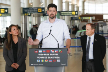 Ông Sean Fraser, Bộ trưởng Bộ Di trú, Tị nạn và Quốc tịch, ở giữa, cô Rechie Valdez, Nghị viên của Mississauga, và ông Kevin Lamoureux, Nghị viên của Winnipeg North, đưa ra thông báo về việc miễn thị thực du lịch tại phi trường Winnipeg, hôm 06/06/2023. (Ảnh: The Canadian Press/John Woods)