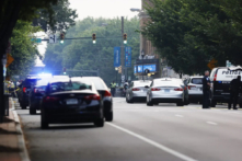Xe hơi và cảnh sát tập trung xung quanh Nhà hát Altria, nơi xảy ra vụ xả súng trong lễ tốt nghiệp của trường trung học Huguenot, ở Richmond, Virginia, hôm 06/06/2023. (Ảnh: Mike Kropf/Richmond Times-Dispatch qua AP)