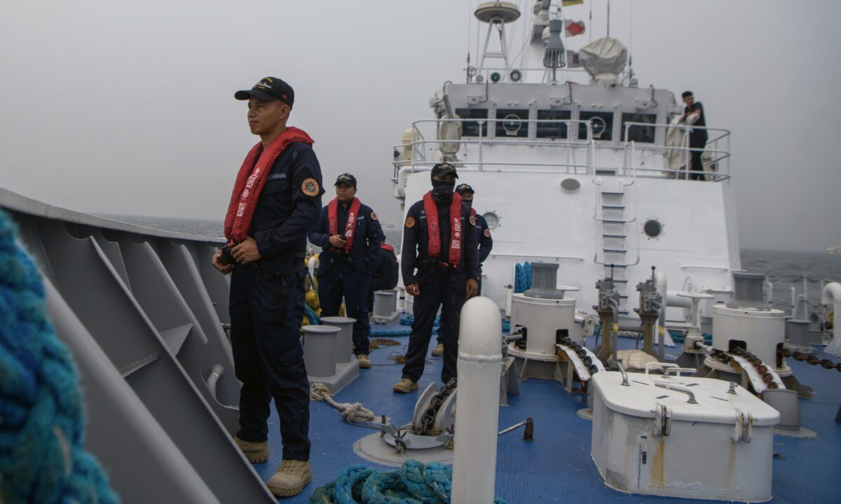 Các thành viên của Lực lượng Tuần duyên Philippines tham gia một cuộc diễn tập mô phỏng trong cuộc tập trận hàng hải ba bên với lực lượng tuần duyên của Nhật Bản và Hoa Kỳ, cách bờ biển tỉnh Bataan của Philippines 15 hải lý hôm 06/06/2023. (Ảnh: Jes Aznar/Getty Images)