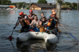 Lực lượng cứu hộ sơ tán cư dân địa phương khỏi một khu vực bị ngập lụt sau khi đập Nova Kakhovka bị vỡ, trong bối cảnh Nga tấn công Ukraine, ở Kherson, Ukraine, hôm 07/06/2023. (Ảnh: Vladyslav Musiienko/Reuters)