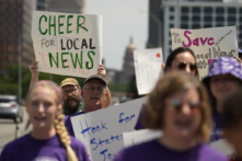 Các thành viên ban biên tập của cuộc biểu tình NewsGuild của tờ Austin American-Statesman dọc theo cầu Đại lộ Quốc hội (Congress Avenue) ở Austin, Texas, hôm 05/06/2023. (Ảnh: Eric Gay/AP Photo)