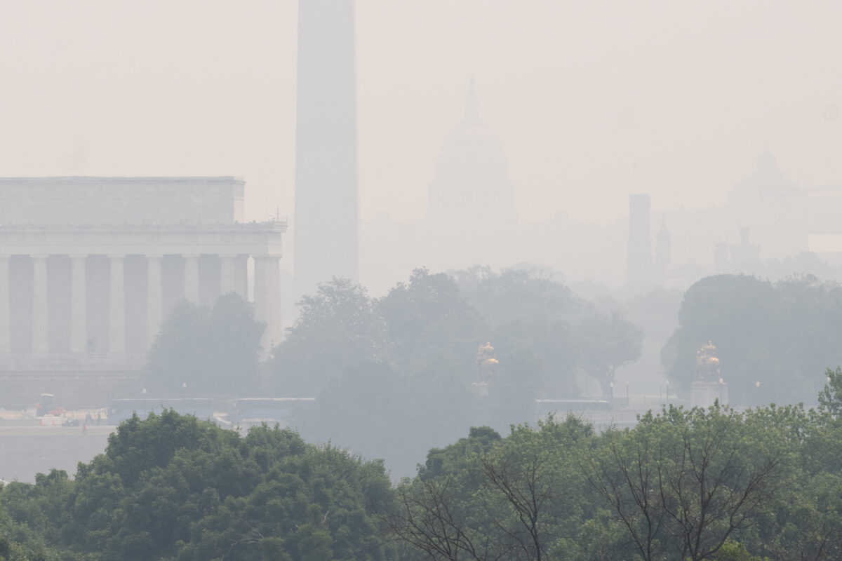 Một lớp khói mù bao phủ Đài tưởng niệm Lincoln và Đài tưởng niệm Washington tại National Mall ở Hoa Thịnh Đốn do khói từ các đám cháy rừng ở Canada hôm 07/06/2023. (Ảnh: Saul Loeb/AFP qua Getty Images)