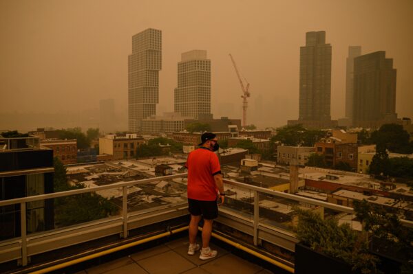 Khói mù dày đặc bao phủ bầu trời các quận Brooklyn và Manhattan ở New York hôm 07/06/2023. (Ảnh: Ed Jones/AFP qua Getty Images)