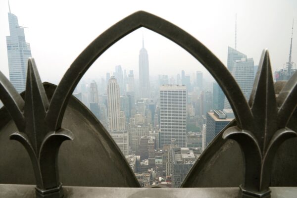 Quang cảnh Midtown Manhattan trong khói mù từ Đài quan sát Top of the Rock NYC tại Trung tâm Rockefeller hôm 07/06/2023. (Ảnh: Timothy A. Clary/AFP qua Getty Images)