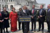 Chủ tịch Ủy ban Hạ viện về Tài nguyên Thiên nhiên Bruce Westerman (Cộng Hòa-Arkansas) cùng với các thành viên của Quốc hội tuyên bố thành lập một lực lượng đặc nhiệm để giải quyết các mối đe dọa ngày càng tăng của Trung Quốc trong khu vực Ấn Độ Dương-Thái Bình Dương. (Ảnh: Đăng dưới sự cho phép của Ủy ban Hạ viện về Tài nguyên Thiên nhiên)