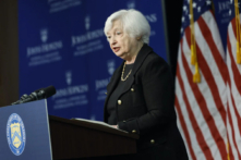 Bộ trưởng Ngân khố Hoa Kỳ Janet Yellen nói tại Trường Nghiên cứu Quốc tế Cao cấp (SAIS) của Đại học Johns Hopkins ở Hoa Thịnh Đốn hôm 20/04/2023. (Ảnh: Anna Moneymaker/Getty Images)