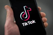 Logo TikTok trên iPhone ở London hôm 28/02/2023. (Ảnh: Dan Kitwood/Getty Images)