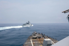 Khu trục hạm mang hỏa tiễn dẫn đường lớp Arleigh Burke USS Chung-Hoon đang quan sát tàu Lữ Dương III của Hải quân Quân Giải phóng Nhân dân Trung Quốc (trên cùng) khi đang quá cảnh qua eo biển Đài Loan cùng với khinh hạm HMCS Montreal của Hải quân Hoàng gia Canada, hôm 03/06/2023. (Ảnh: Andre T. .Richard/U.S. Navy/AFP/Getty Images)