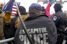 Hai cảnh sát Điện Capitol Hoa Kỳ không đội nón bảo hiểm tại hàng rào cảnh sát ở mặt tiền phía tây của Điện Capitol vào ngày 06/01/2021. (Ảnh: Sở Cảnh sát Thủ đô/Ảnh chụp màn hình qua The Epoch Times)