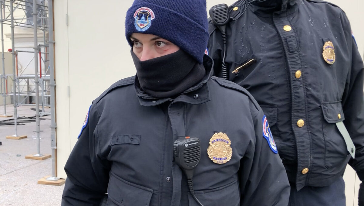 Một cảnh sát Điện Capitol đội nón đan tại hàng rào cảnh sát ở mặt tiền phía tây của Điện Capitol vào ngày 06/01/2021. (Ảnh: Steve Baker/Đặc biệt dành cho The Epoch Times)
