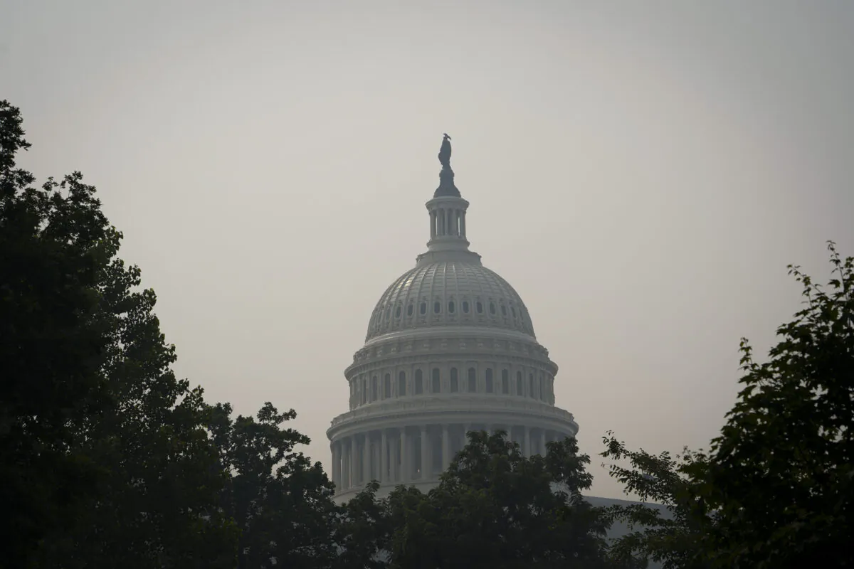 Điện Capitol Hoa Kỳ ở Hoa Thịnh Đốn chìm trong làn khói mù mịt do Canada đang có các đám cháy rừng vào sáng hôm 08/06/2023. (Ảnh: Madalina Vasiliu/The Epoch Times)