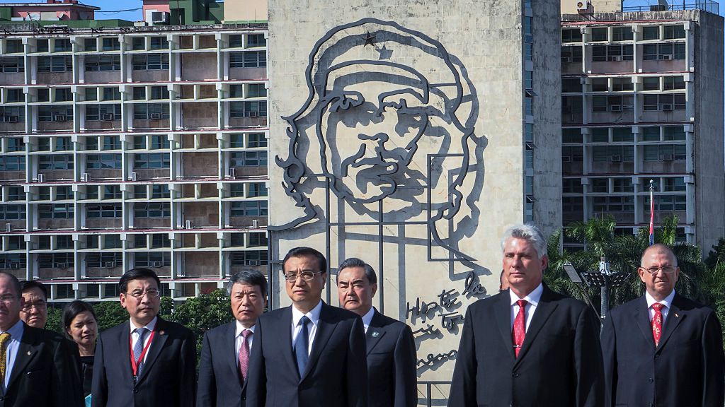 Thủ tướng Trung Quốc Lý Khắc Cường (phía trước, bên trái) đứng cạnh Phó Chủ tịch thứ nhất Cuba Miguel Diaz Canel (phía trước, bên phải) tại buổi lễ đặt vòng hoa tại tượng đài Jose Marti ở Quảng trường Cách mạng Havana ngày 24/09/2016. (Ảnh: Adalberto Roque/AFP qua Getty Images)