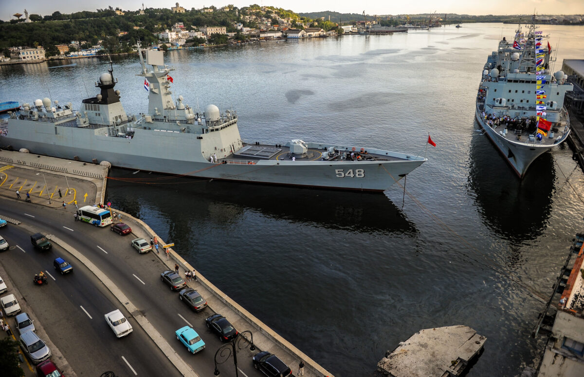 Các chiến hạm Trung Quốc neo đậu tại cảng Havana ở Cuba vào ngày 10/11/2015. (Ảnh: Yamil Lage/AFP qua Getty Images)
