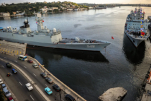Tàu quân sự Trung Quốc neo đậu tại cảng Havana vào ngày 10/11/2015. (Ảnh: Yamil Lage/AFP qua Getty Images)